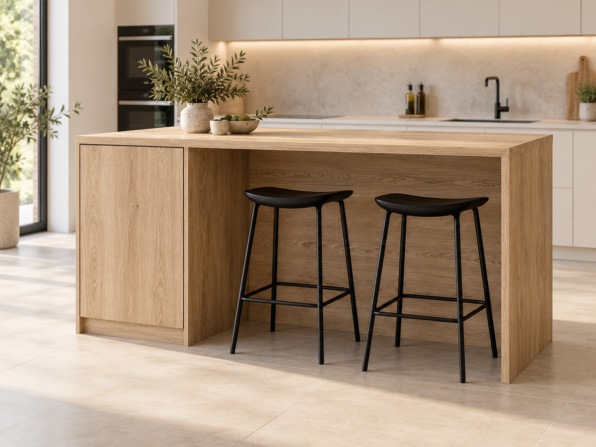 Isla de cocina en Roble Bardolino Natural con 1 puerta lateral y espacio para taburetes