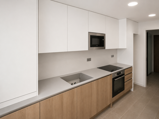 Cocina lineal con muebles altos blancos, bajos efecto madera, encimera gris y electrodomésticos integrados