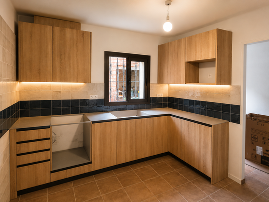 Cocina en U con muebles efecto madera, encimera oscura, armarios altos e iluminación LED bajo los muebles