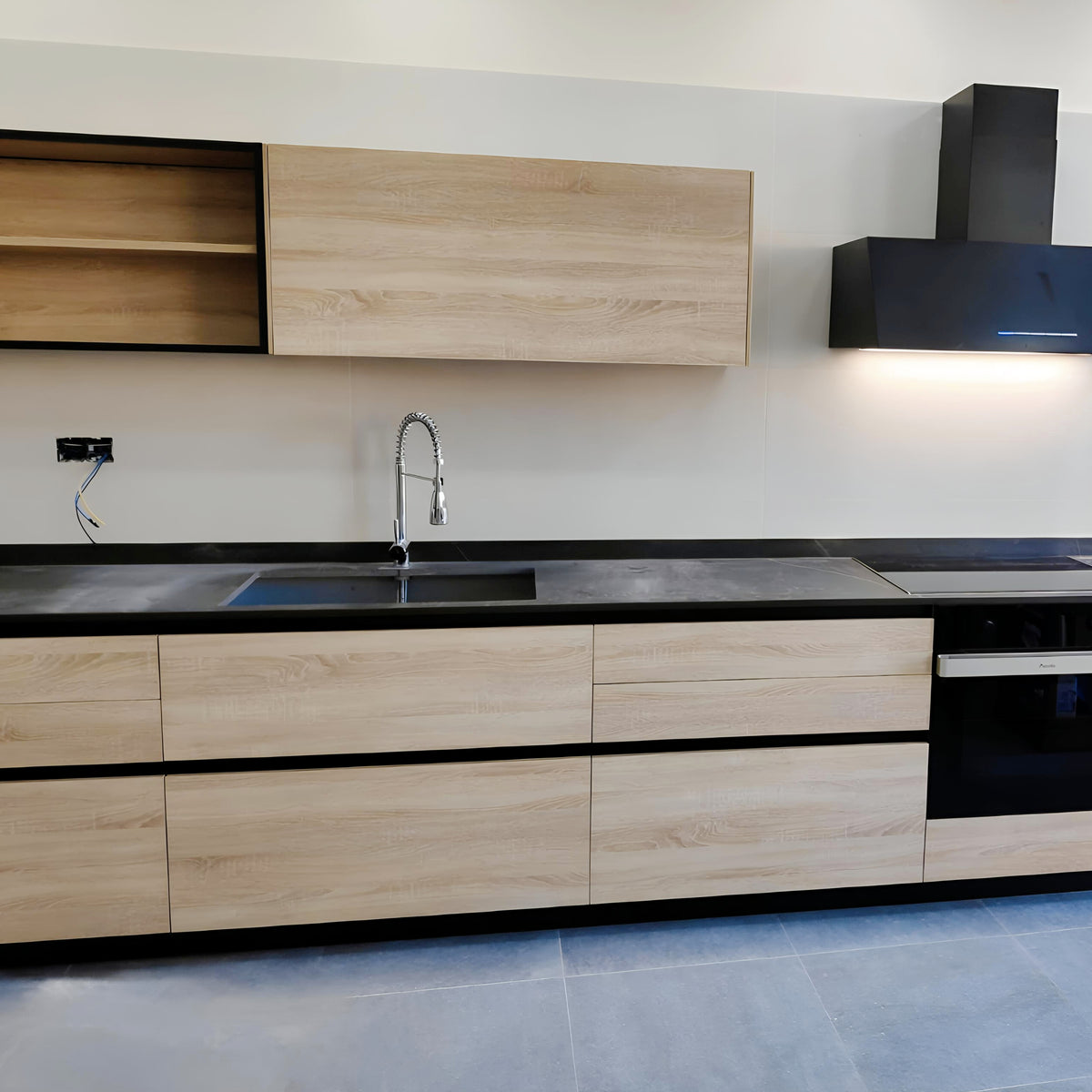 Cocina en acabado roble Bardolino fabricada por CocinaBarata