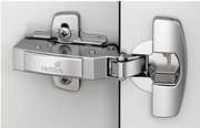 Bisagra Hettich Sensys con cierre amortiguado instalada en puerta de cocina