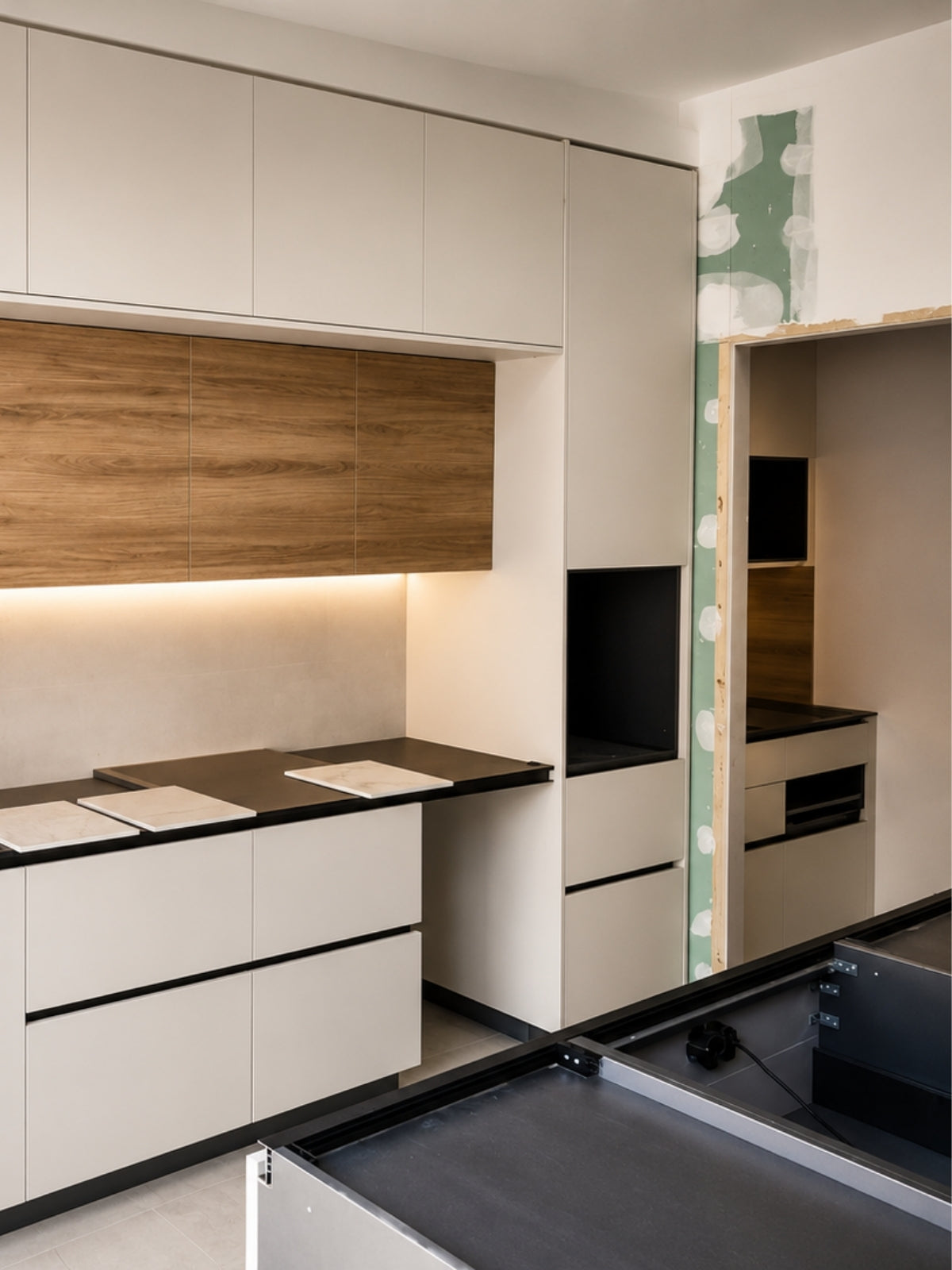 Cocina beige y madera a medida con muebles columna en Mollet del Vallès