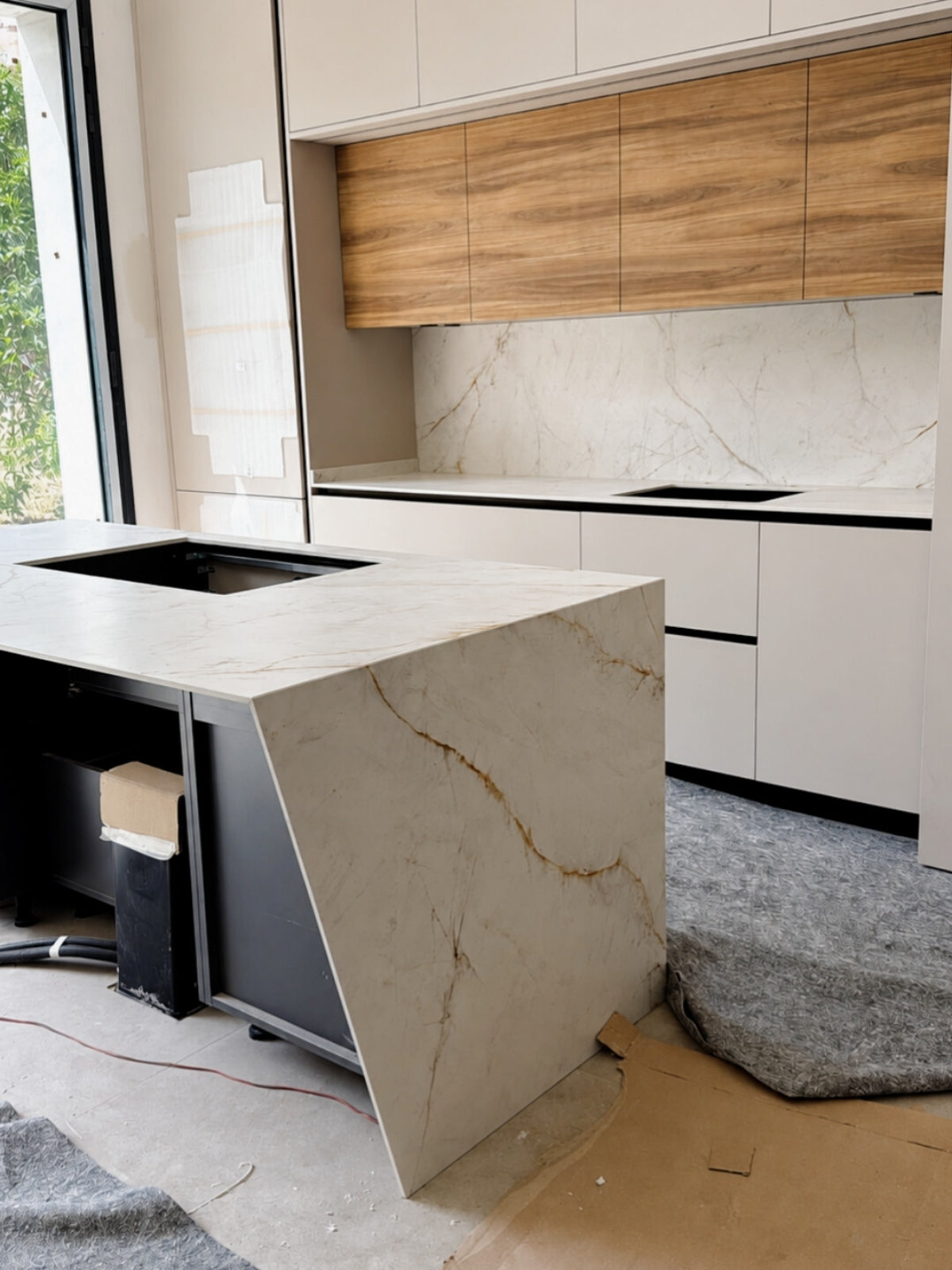 Cocina beige y madera a medida con península en Cabrils