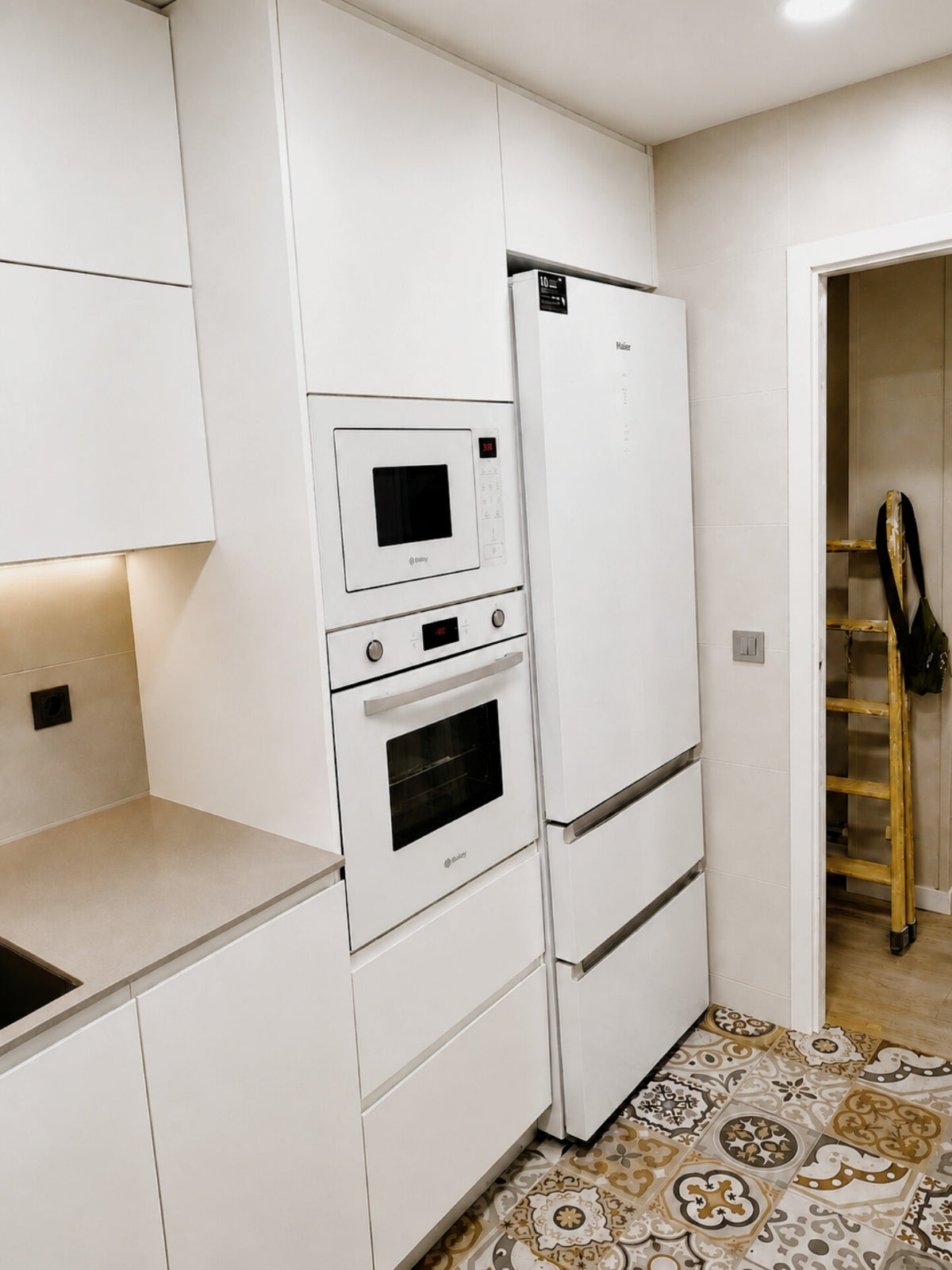 Cocina blanca a medida con columna de horno y microondas en L'Hospitalet de Llobregat