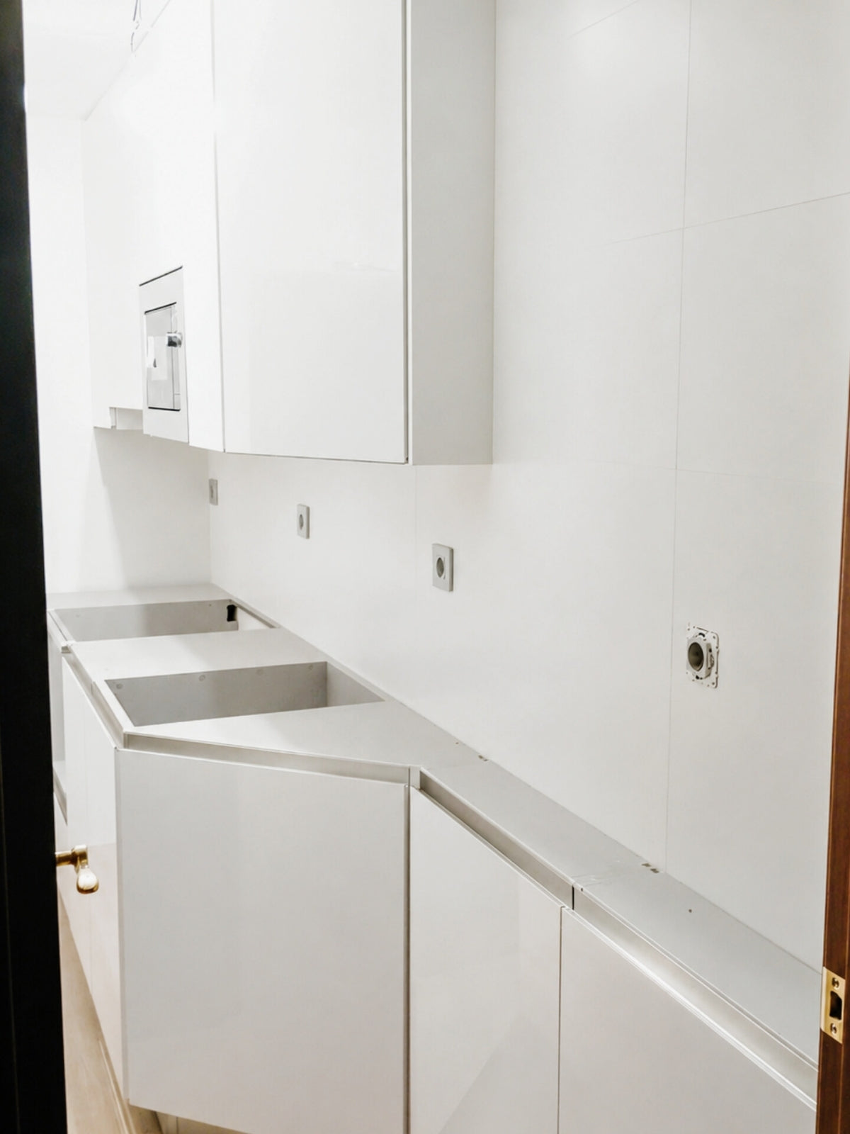 Cocina blanca a medida con muebles columna en L’Hospitalet de Llobregat