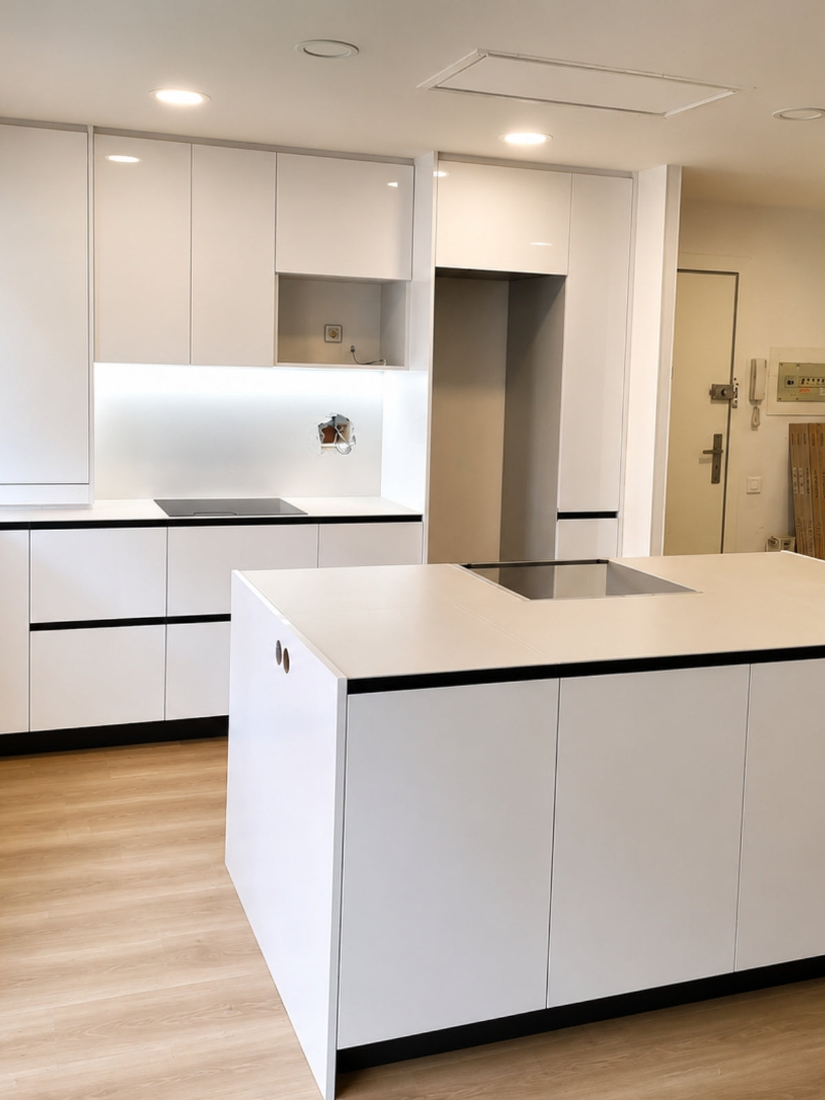 Cocina blanca a medida con isla central en Santa Coloma de Gramenet