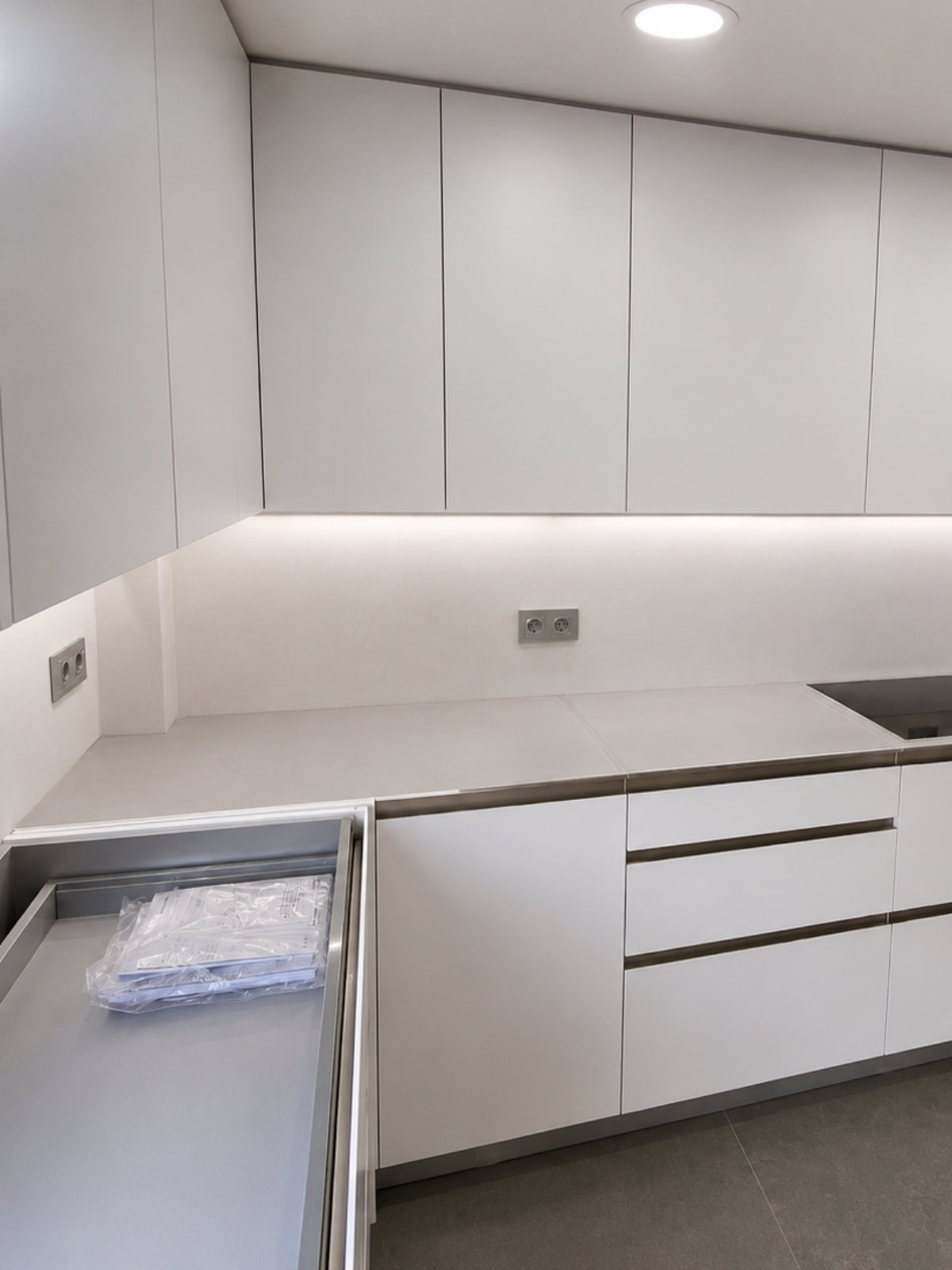 Cocina blanca en L a medida con iluminación LED en Premià de Mar