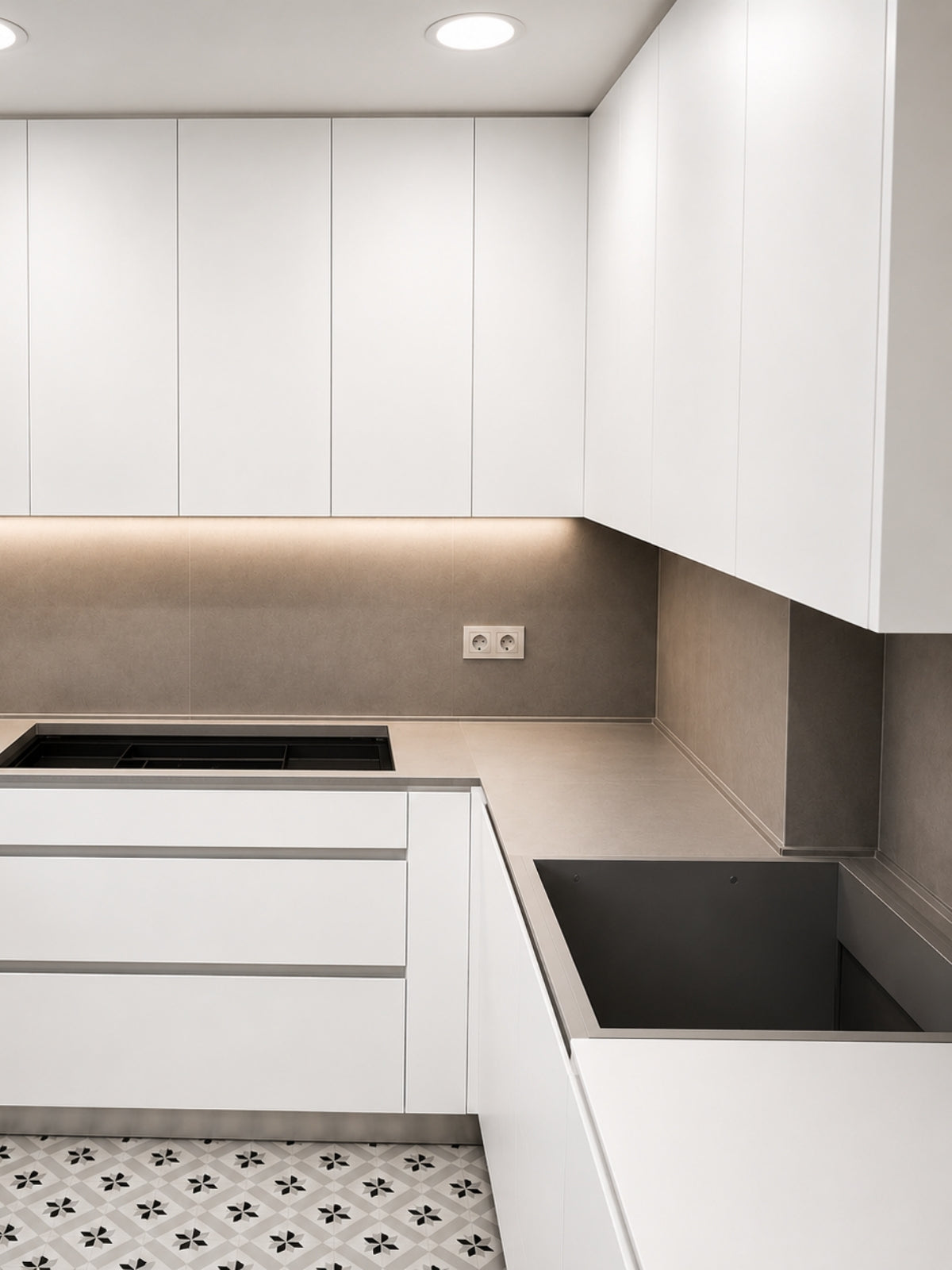 Cocina blanca en U a medida con frente gris en Sabadell