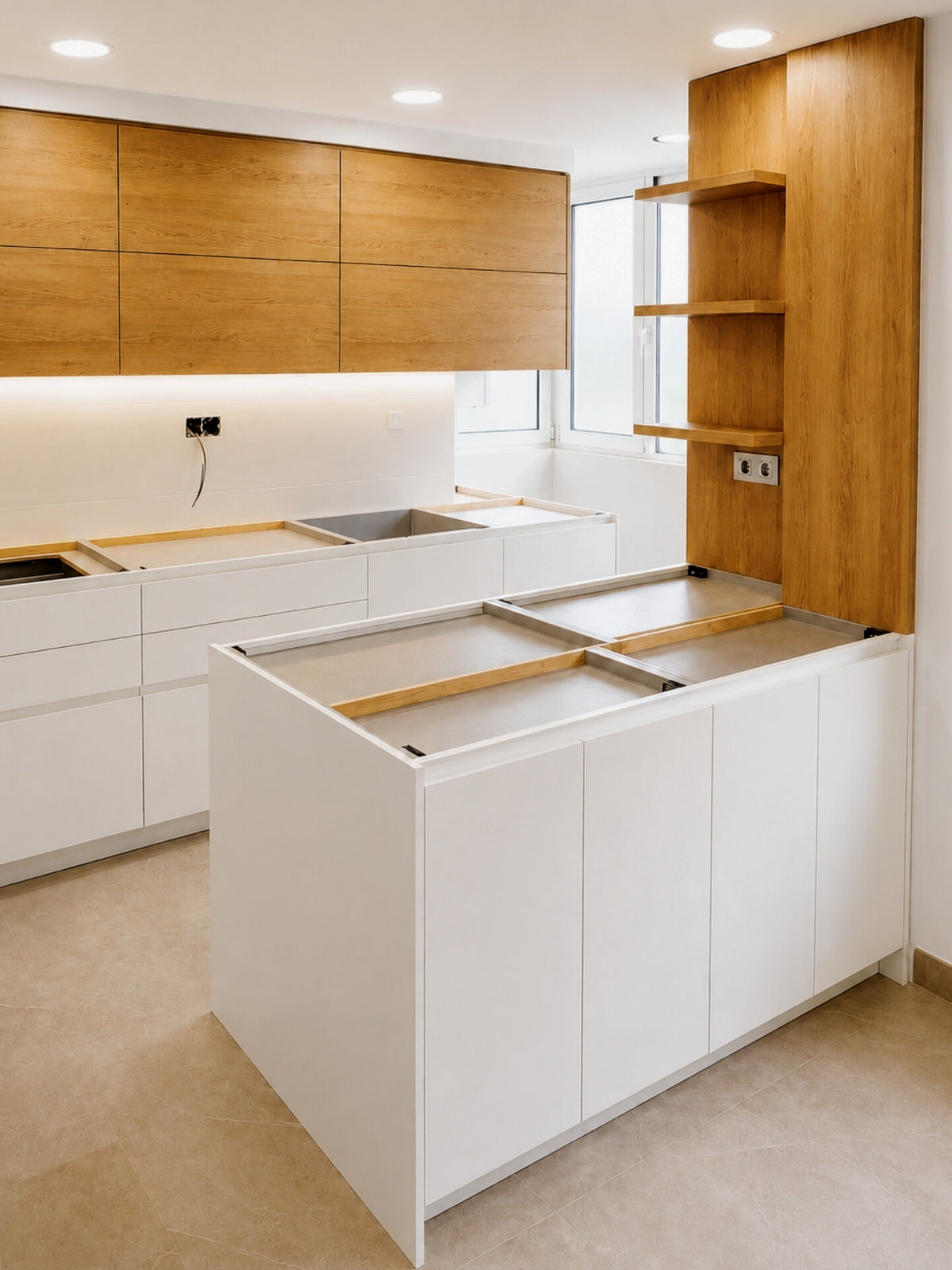 Cocina blanca y madera abierta a medida con península en Terrassa