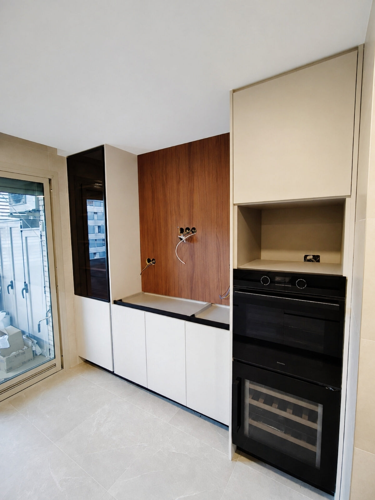 Cocina blanca y madera a medida con columnas negras en Terrassa