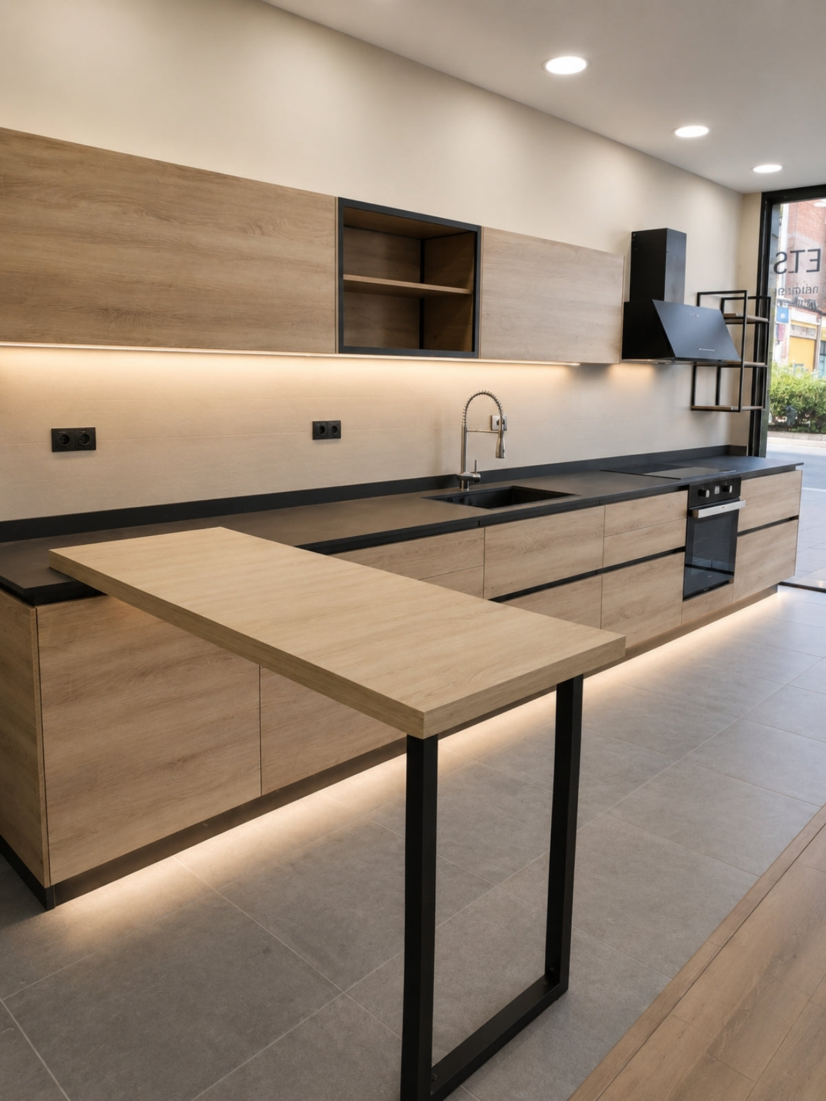 Cocina beige y madera a medida con mesa península en Mollet del Vallès