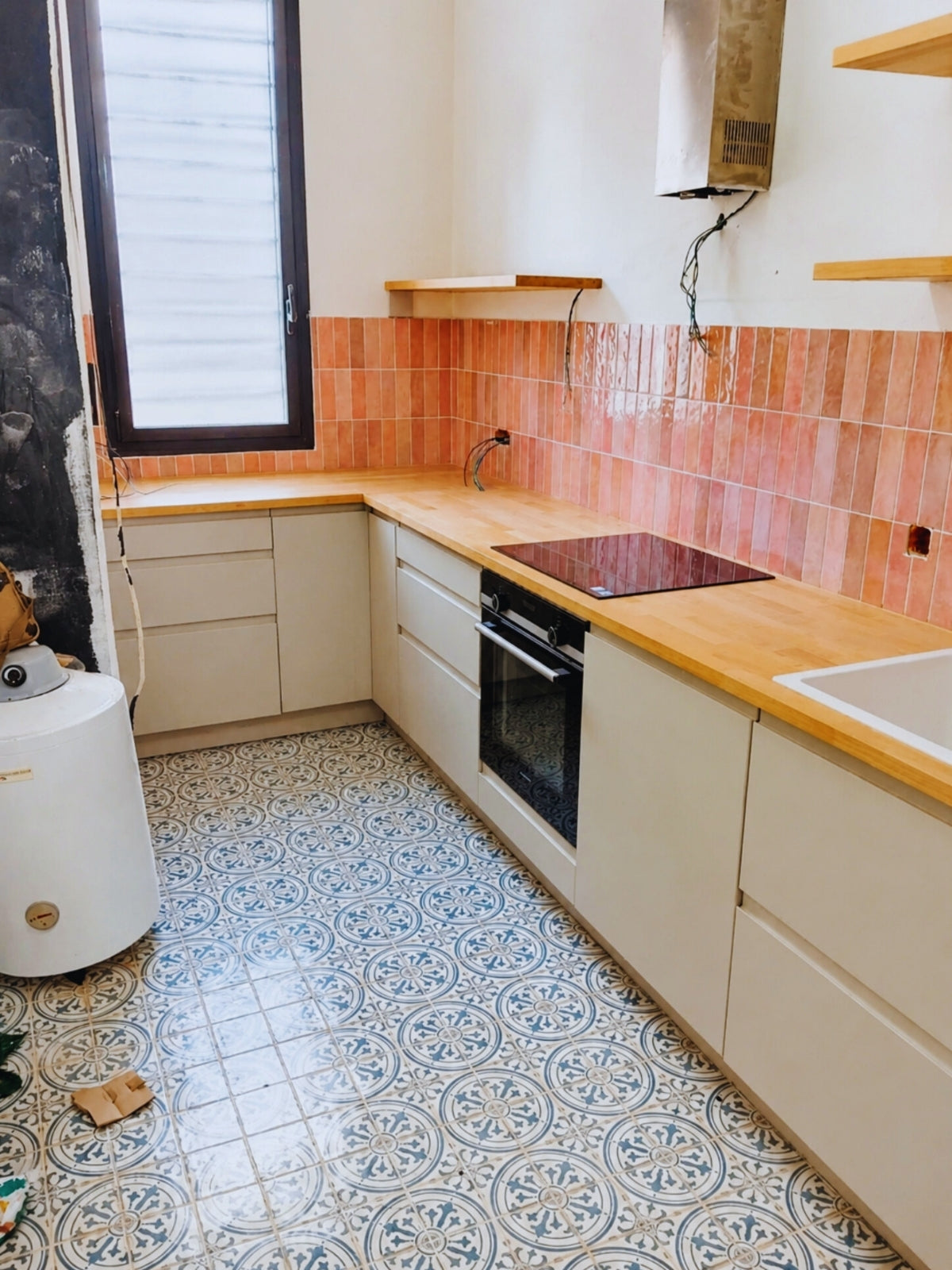 Cocina gris a medida con encimera de madera en Santa Coloma de Gramenet