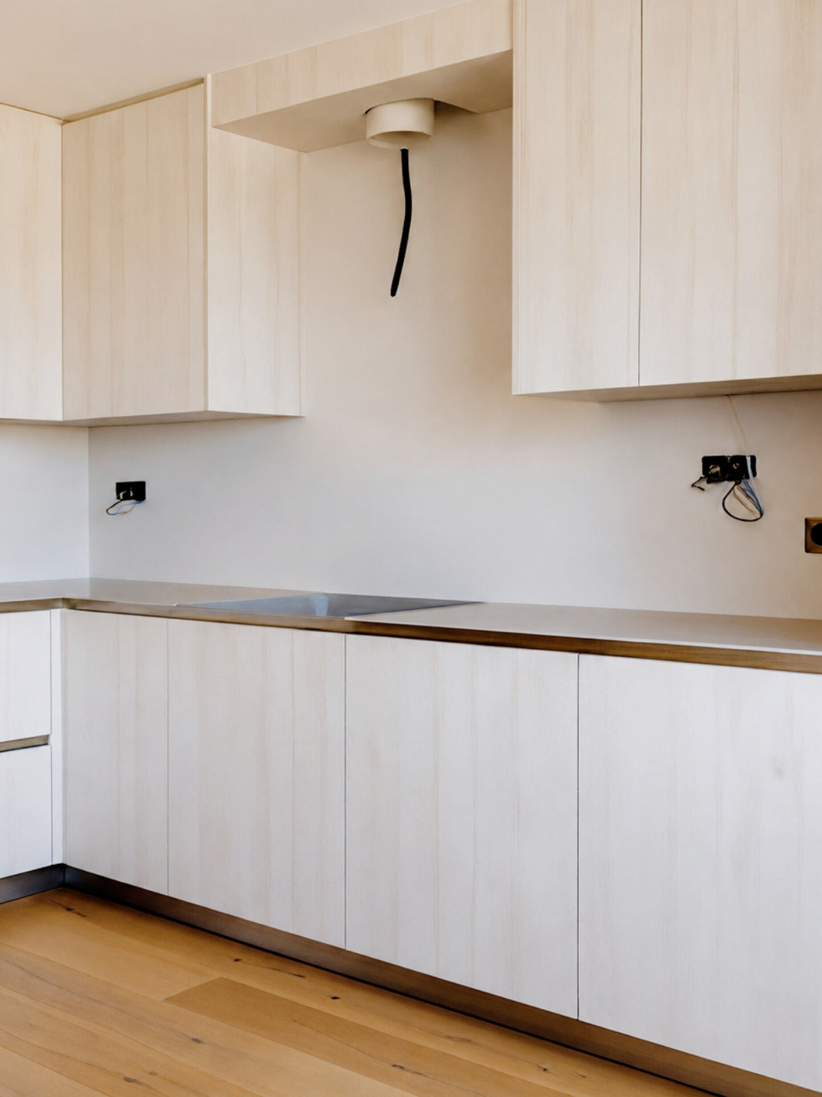 Cocina de madera clara a medida con encimera oscura en Santa Coloma de Gramenet