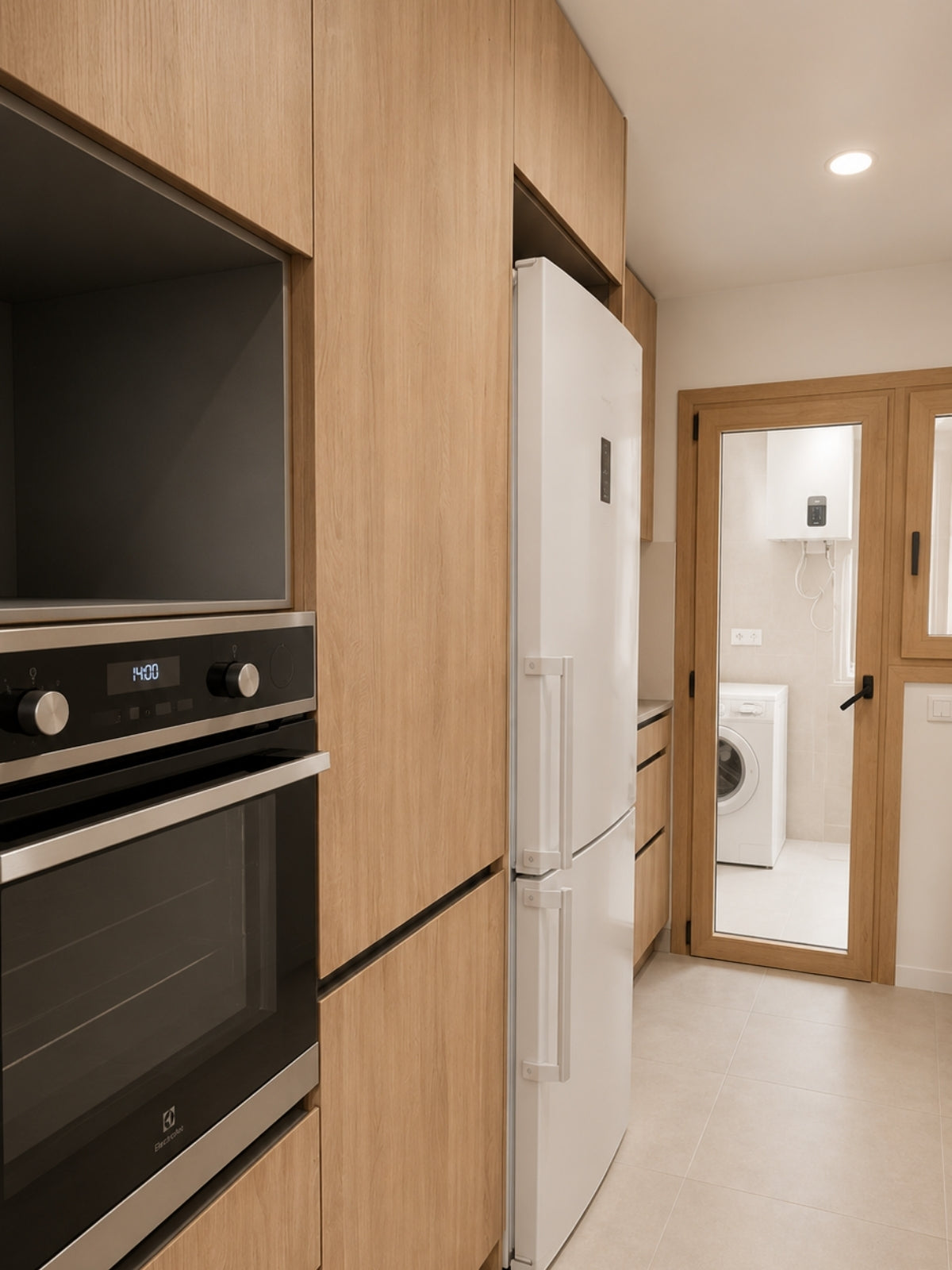 Cocina a medida en madera con columnas y horno integrado en Sabadell