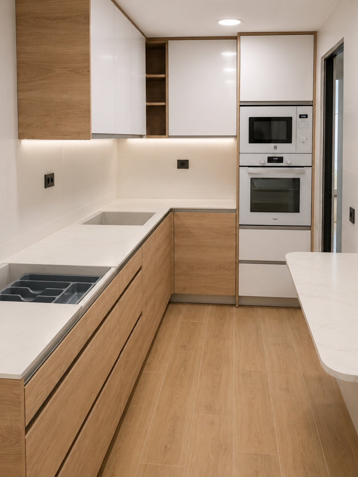 Cocina de madera en L a medida con columna de hornos en Santa Coloma de Gramenet