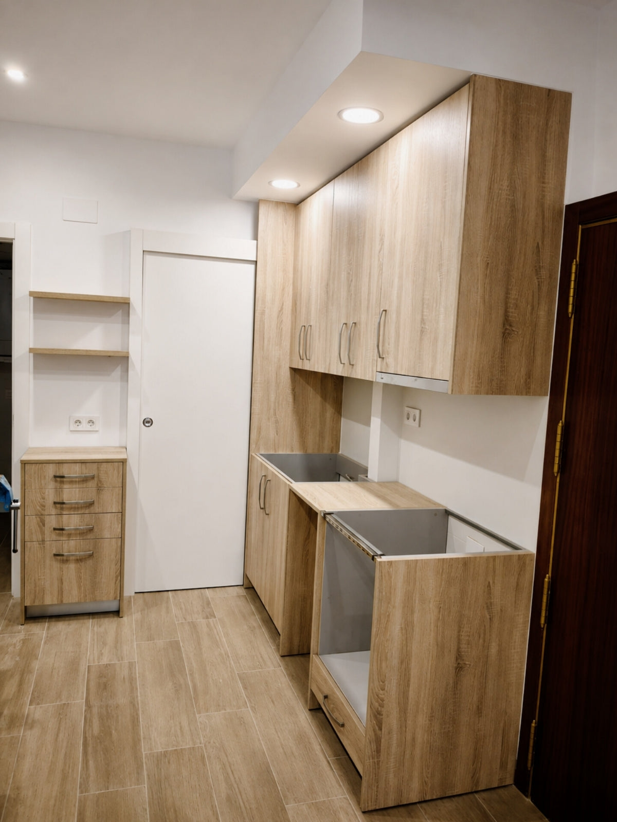Cocina de madera a medida durante el montaje en Santa Coloma de Gramenet