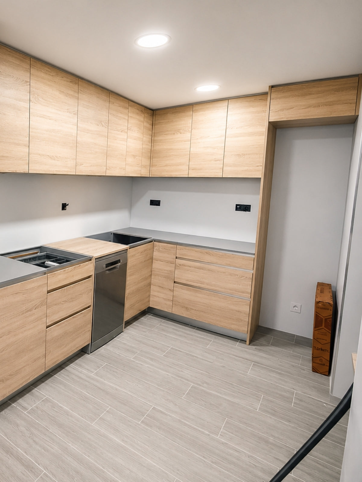 Cocina de madera en U a medida con encimera oscura en Santa Coloma de Gramenet