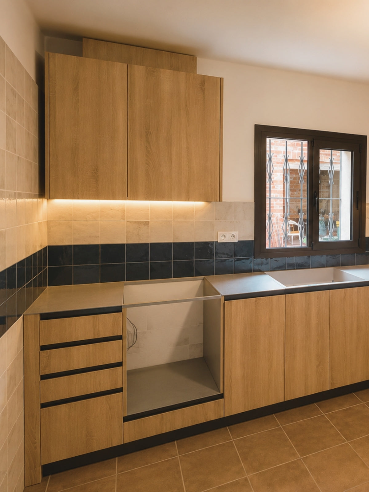 Cocina de madera en U a medida con iluminación LED en Santa Coloma de Gramenet