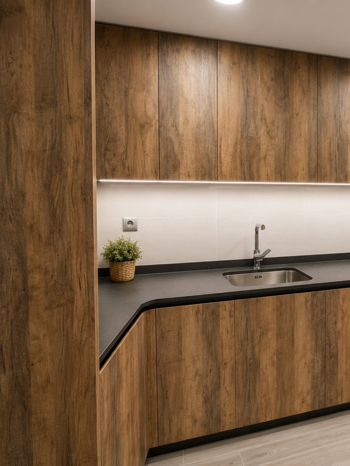 Cocina de madera oscura a medida con encimera negra en Vilassar de Mar
