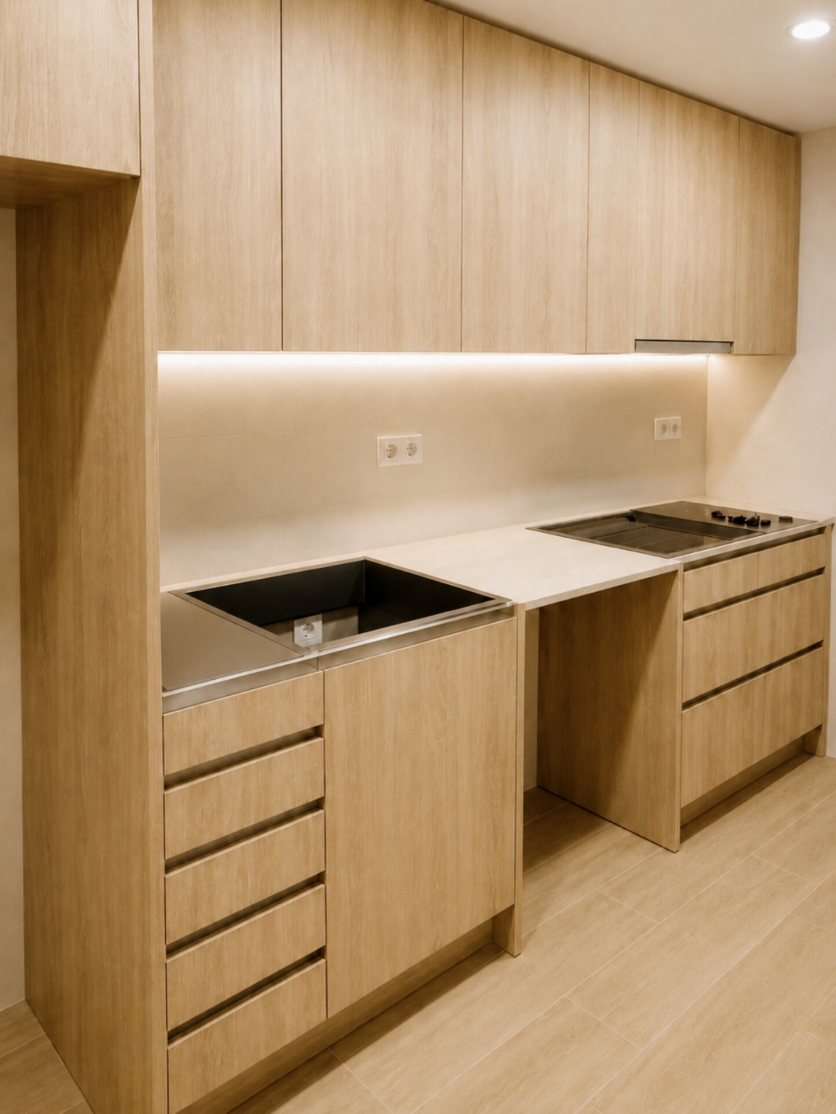 Cocina combinada en madera y blanco a medida en L’Hospitalet de Llobregat