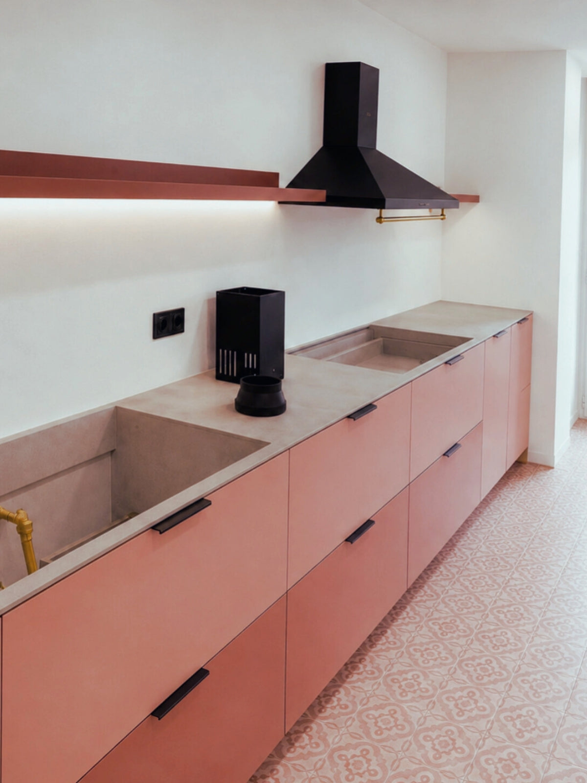 Cocina terracota a medida con placa de inducción en Barcelona