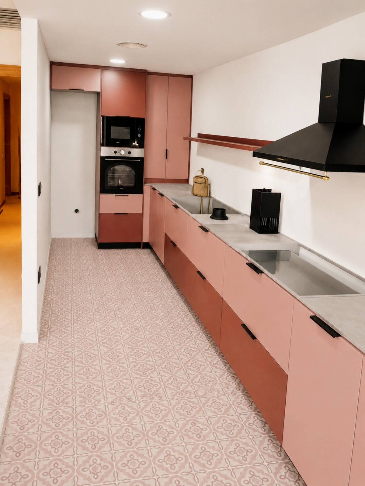 Cocina terracota lineal a medida con campana negra en Barcelona