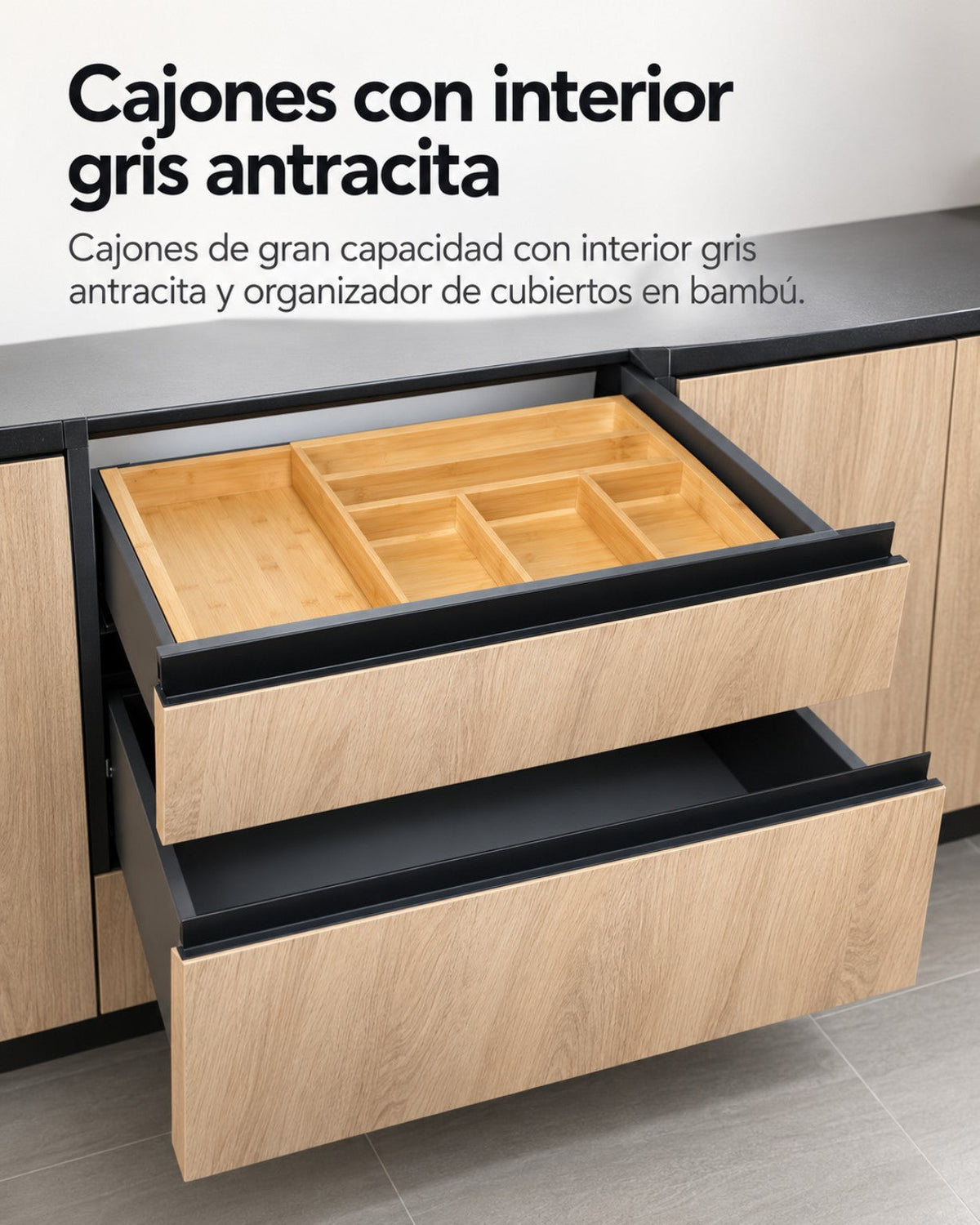 Cajonera de cocina en gris antracita con ejemplo de organizador de cubiertos en bambú; accesorios según la composición elegida.