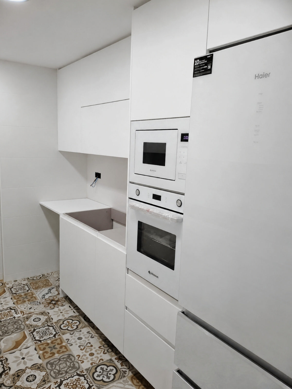 Columna blanca a medida con horno y microondas integrados en El Masnou
