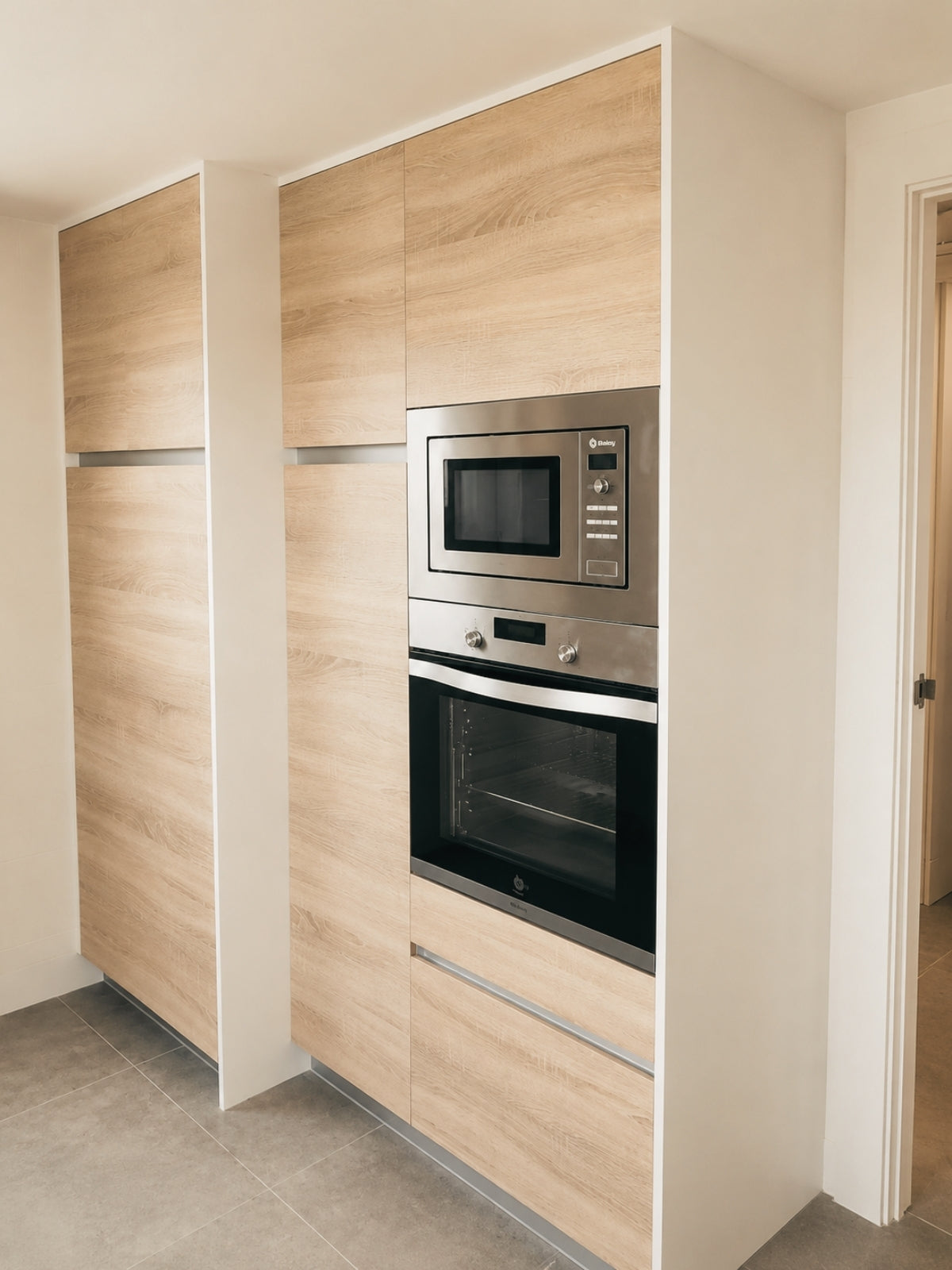 Columnas de cocina en madera con horno y microondas integrados en L'Hospitalet de Llobregat
