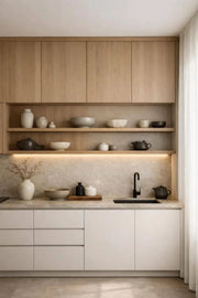 Estantes de cocina a medida integrados en un mueble abierto acabado en madera.