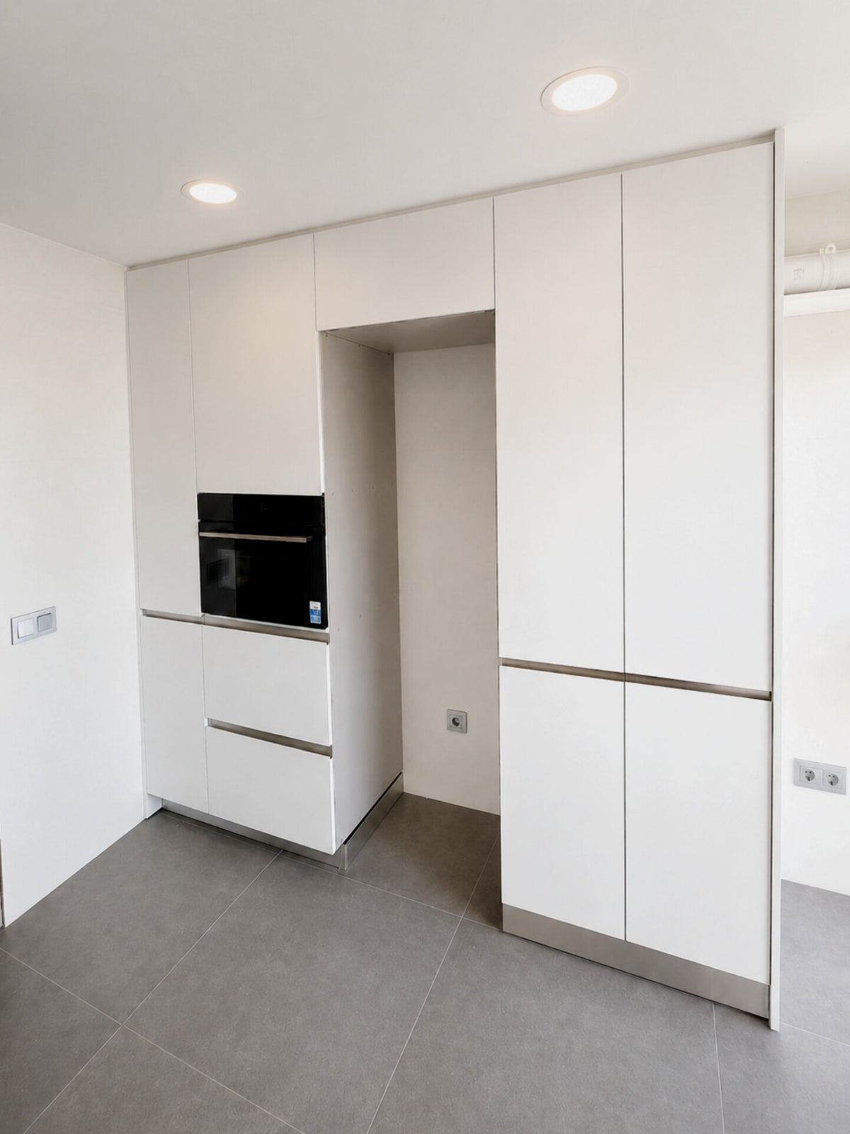 Cocina blanca a medida con muebles columna en Vilassar de Mar