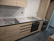 Frentes de cajón de cocina a medida en acabado madera instalados en una cocina.