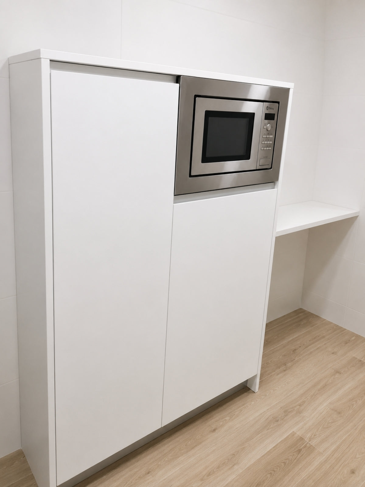 Mueble de cocina blanco a medida con microondas integrado en Vilassar de Mar