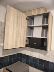 Puertas de cocina a medida en acabado madera instaladas en un mueble alto esquinero.