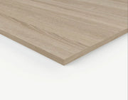 Detalle de tablero melaminizado para sobre de mesa a medida en acabado madera.