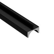 Tirador uñero negro para puerta alta de cocina, detalle del perfil que se instala en el canto inferior.